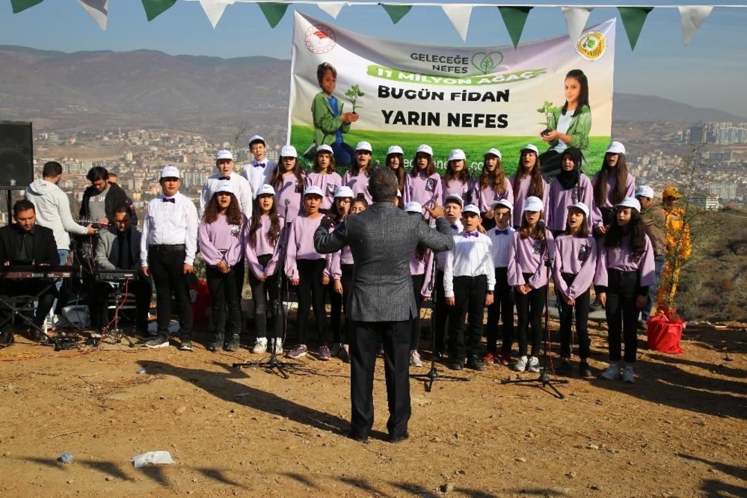 Tokat&rsquo;ta fidanlar &ouml;zel marş eşliğinde toprakla buluştu