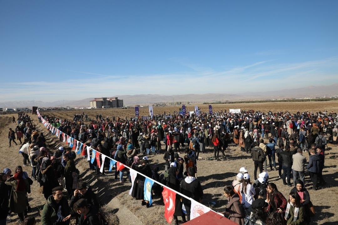 Atat&uuml;rk &Uuml;niversitesi 15 bin fidanı toprakla buluşturdu