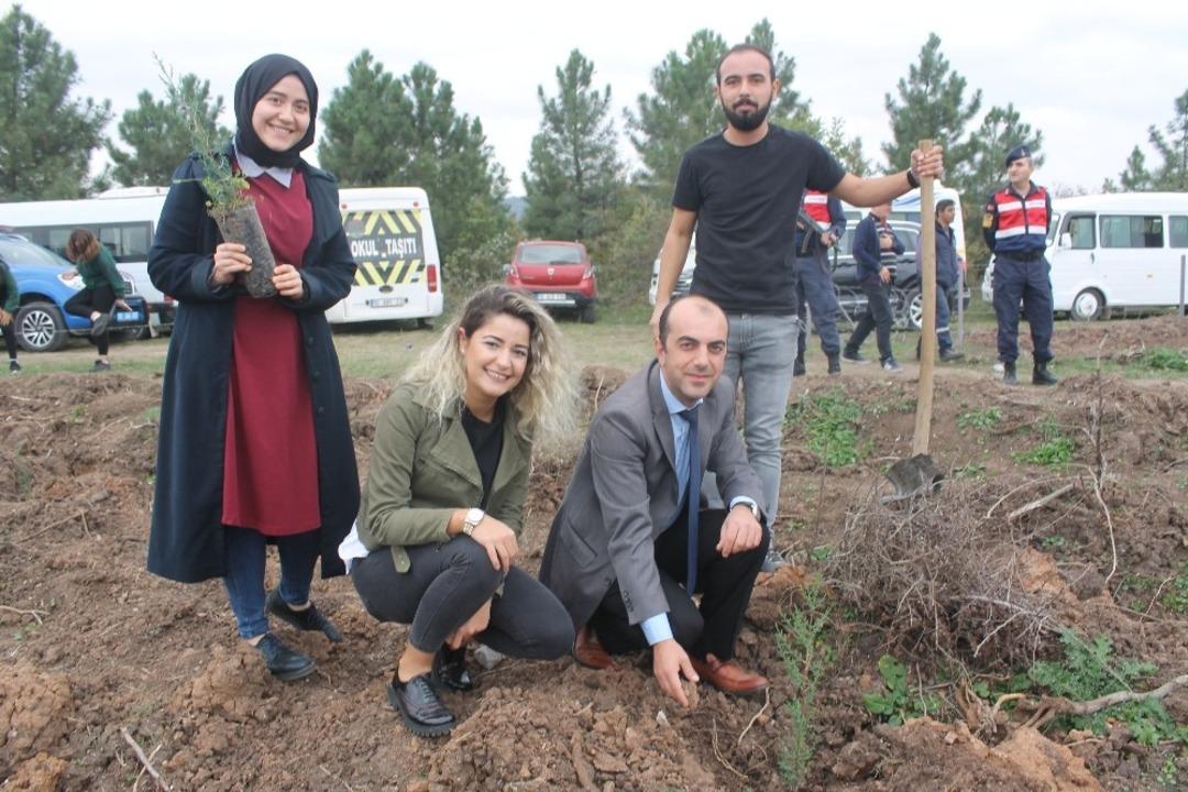 Manyas&rsquo;ta 500 fidan toprakla buluştu