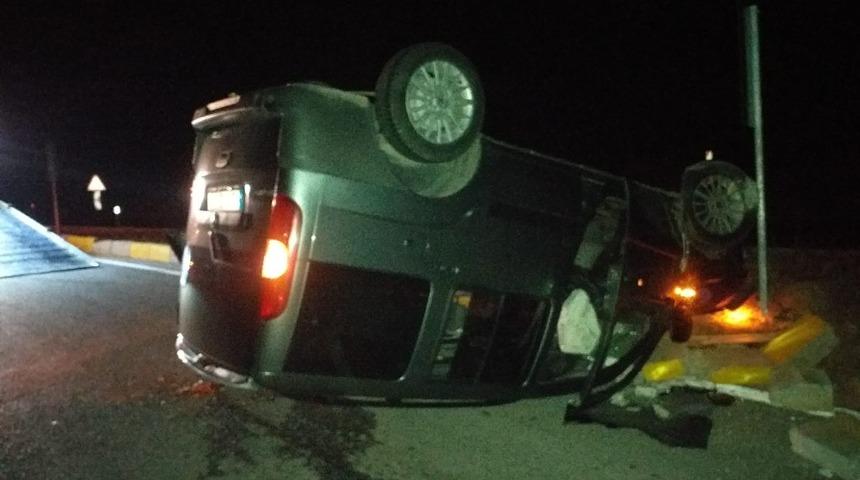 Beyşehir&rsquo;de hafif ticari ara&ccedil; devrildi: 3 yaralı