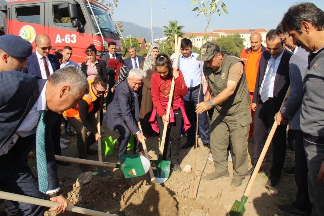 Finike&rsquo;de ve Serik&rsquo;te fidanlar toprakla buluştu