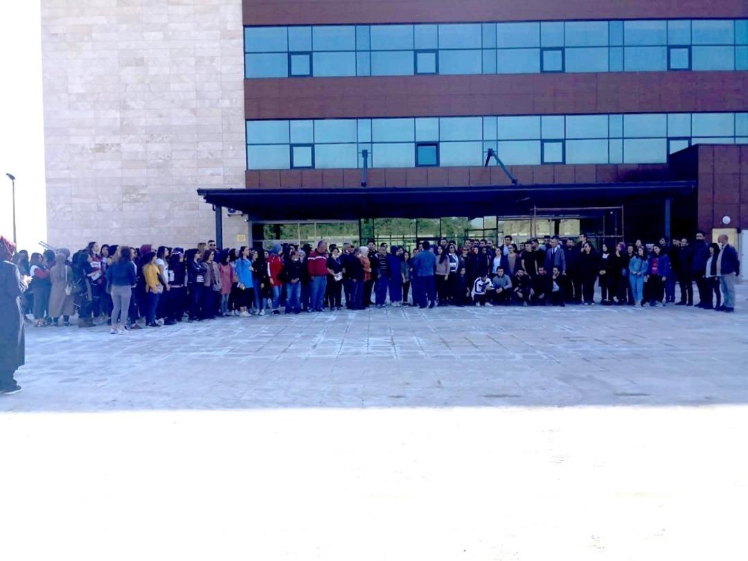 Sungurlu&rsquo;da &uuml;niversite &ouml;ğrencileri 200 fidanı toprakla buluşturdu