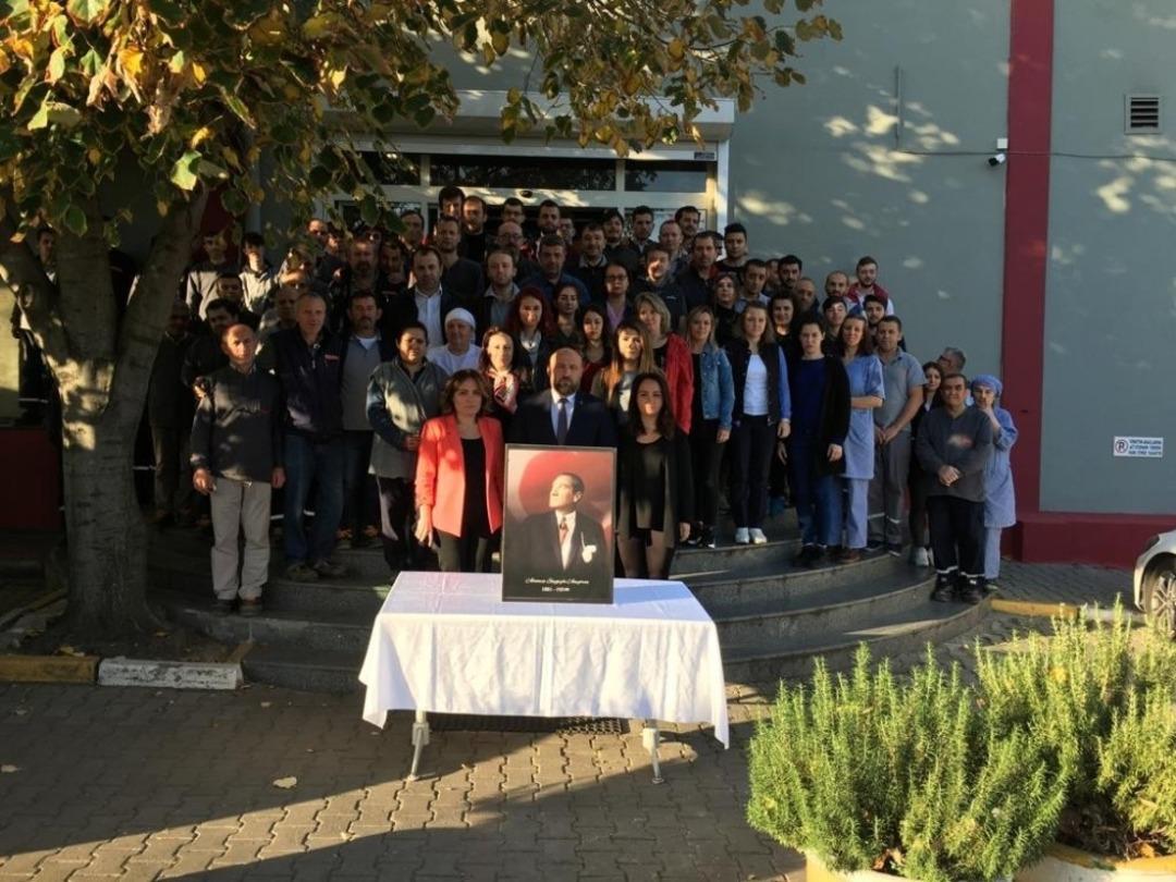 &Ouml;zhan &ccedil;alışanları Ata&rsquo;yı andı