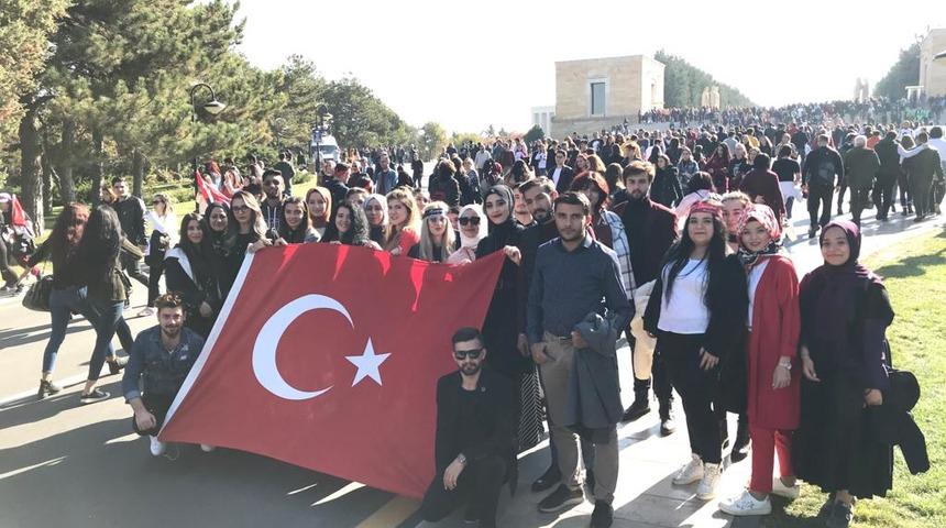 İstanbul Rumeli Üniversitesi öğrencileri Ata'nın huzurunda