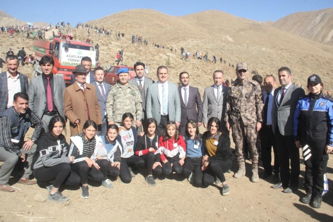 Hakkari&rsquo;de 50 bin fidan toprakla buluşturuldu