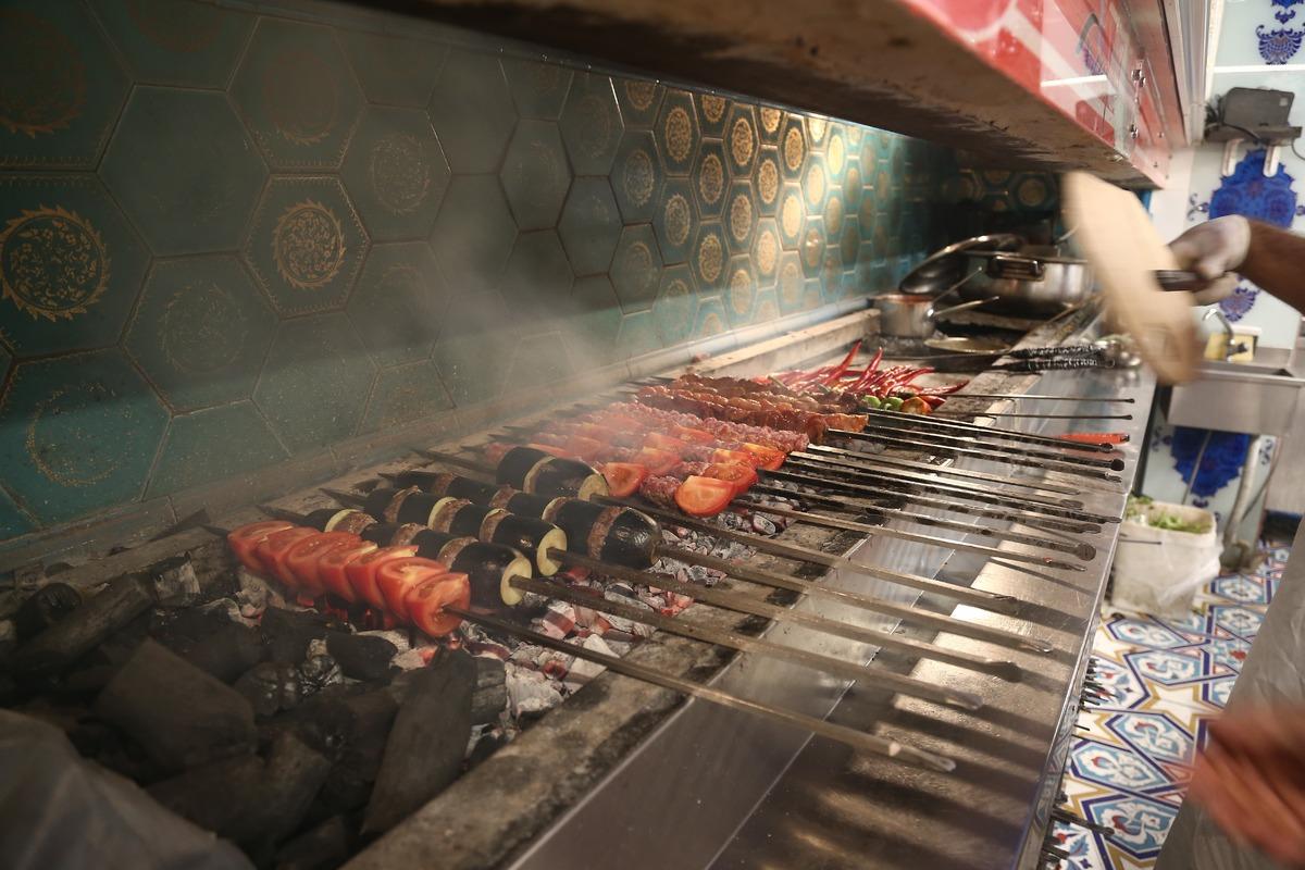 Rezidansların arasında yetişen sebzeler, dakikalar i&ccedil;inde kebap&ccedil;ının sofrasında