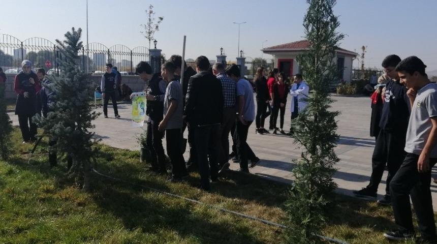 &Ouml;ğrenciler okullarının bah&ccedil;esini ağa&ccedil;landırdı