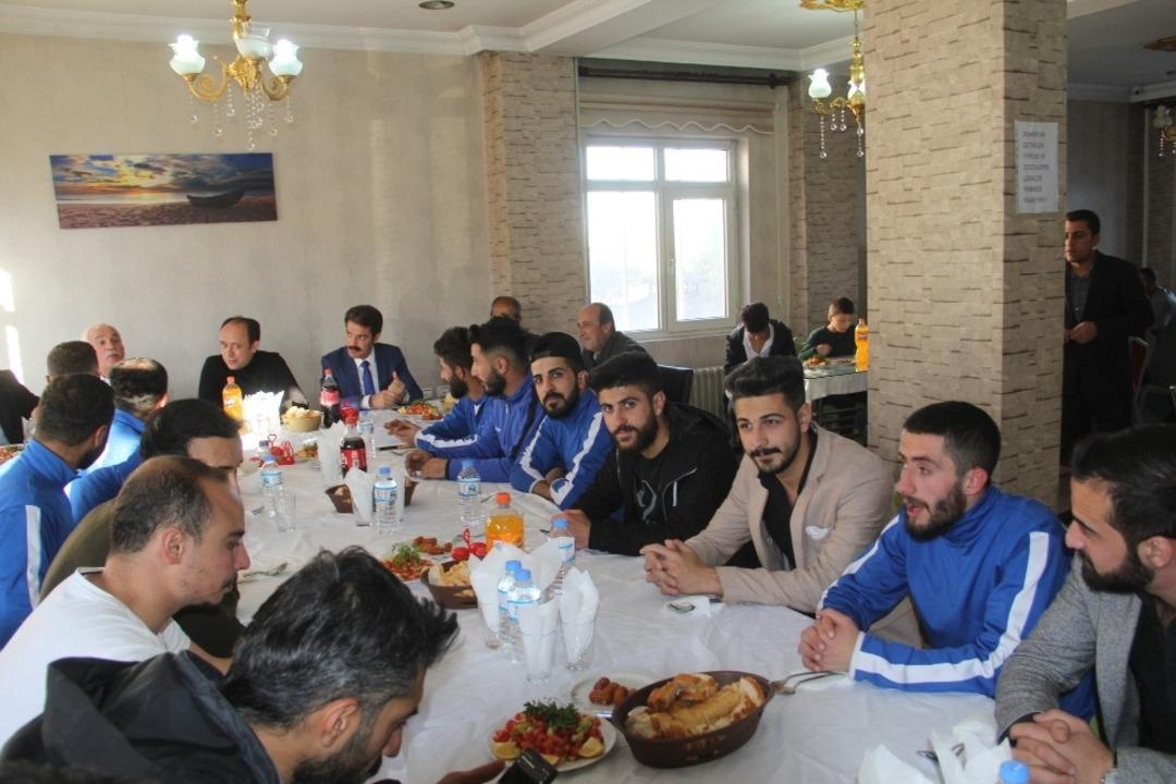 Kaymakam Solak futbolcularla bir araya geldi