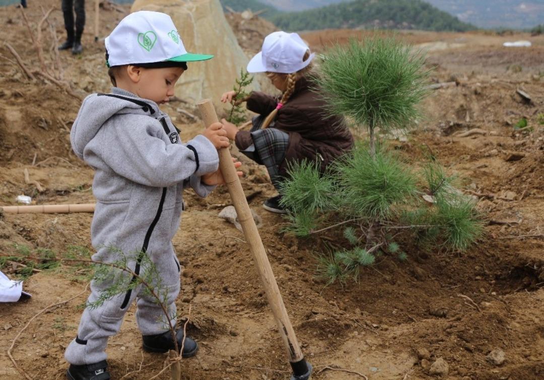 Kusadası&rsquo;ndan geleceğe nedes i&ccedil;in 9 bin fidan