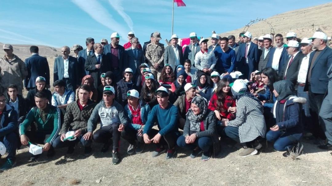 Kovancılar&rsquo;da 5 bin fidan toprakla buluştu