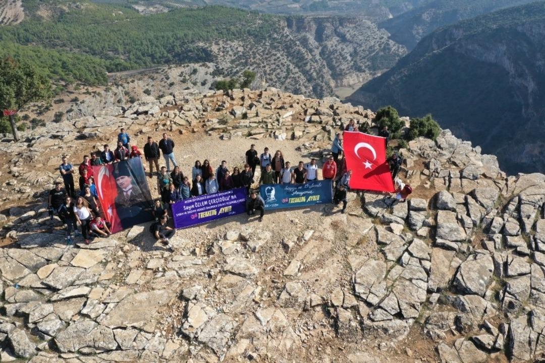 &Uuml;niversiteli gen&ccedil;ler Atat&uuml;rk i&ccedil;in y&uuml;r&uuml;d&uuml;