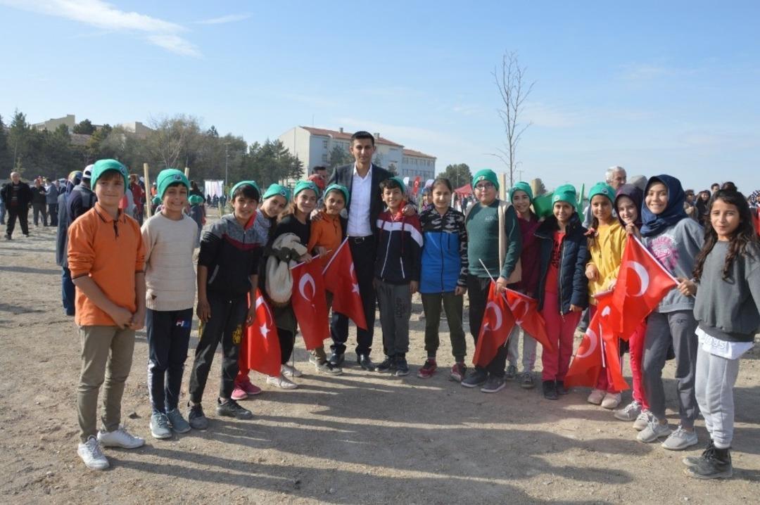 &Ccedil;ifteler&rsquo;de 1111 fidan toprakla buluştu