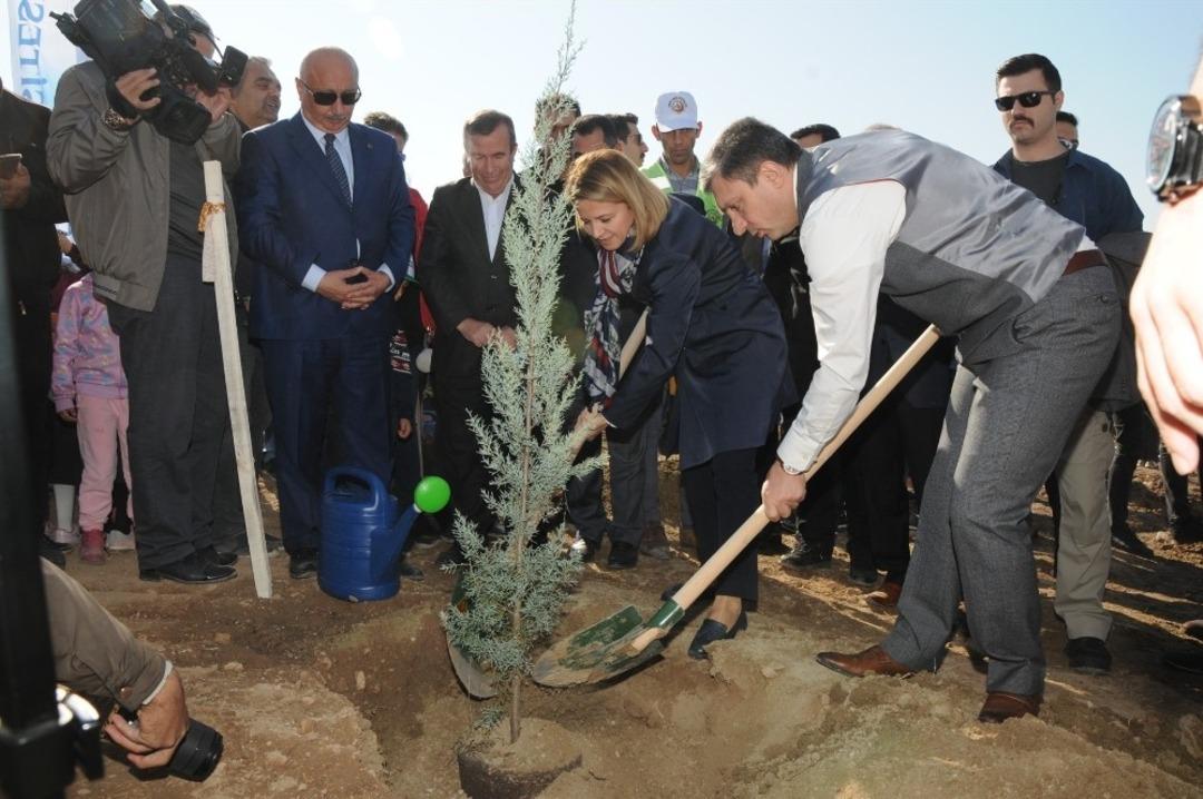 Batman &Uuml;niversitesi&rsquo;nde 22 bin 500 fidan toprakla buluştu