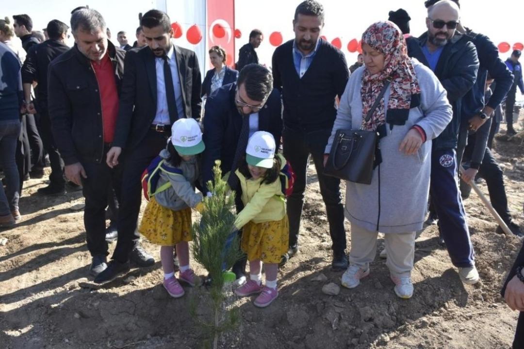 AK Parti  Batman İl Başkanı G&uuml;r fidan dikimi etkiliğine katıldı