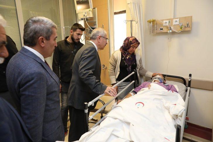 Vali Yaman, kazada yaralanan öğrencileri ziyaret etti G1