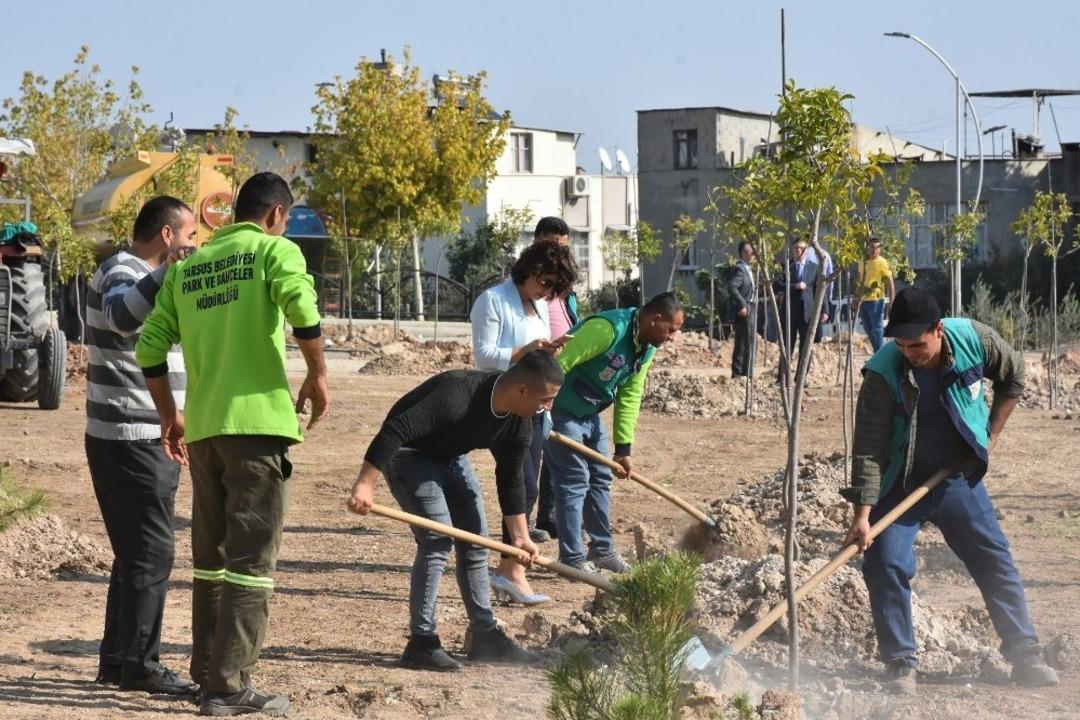 Tarsus&rsquo;ta binlerce fidan toprakla buluştu