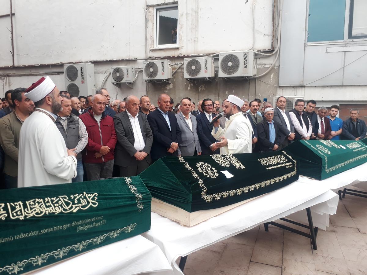 İstanbul Fatih'te evlerinde &ouml;l&uuml; bulunan 4 kardeş son yolculuklarına uğurlandı