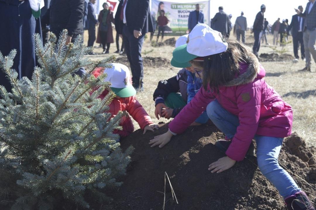 Ağrı&rsquo;da &lsquo;Bug&uuml;n Fidan Yarın Nefes&rsquo; ağa&ccedil; dikim etkinliği d&uuml;zenlendi