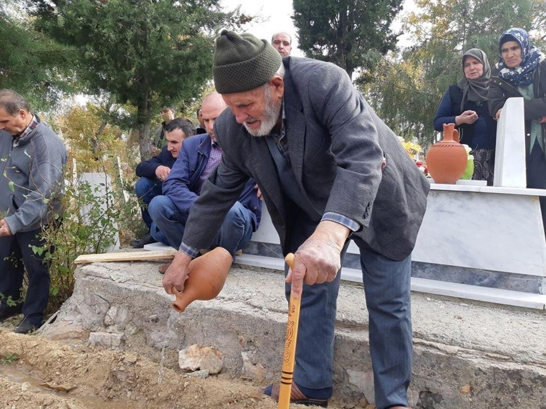 Manisa&rsquo;da şehit annesi toprağa verildi