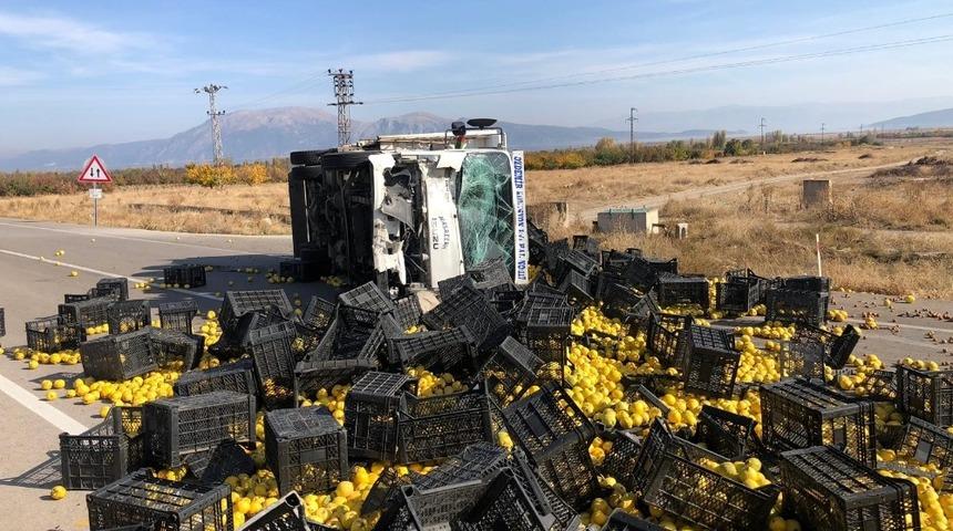 Isparta&rsquo;da ayva y&uuml;kl&uuml; kamyon devrildi: 1&rsquo;i ağır, 5 yaralı