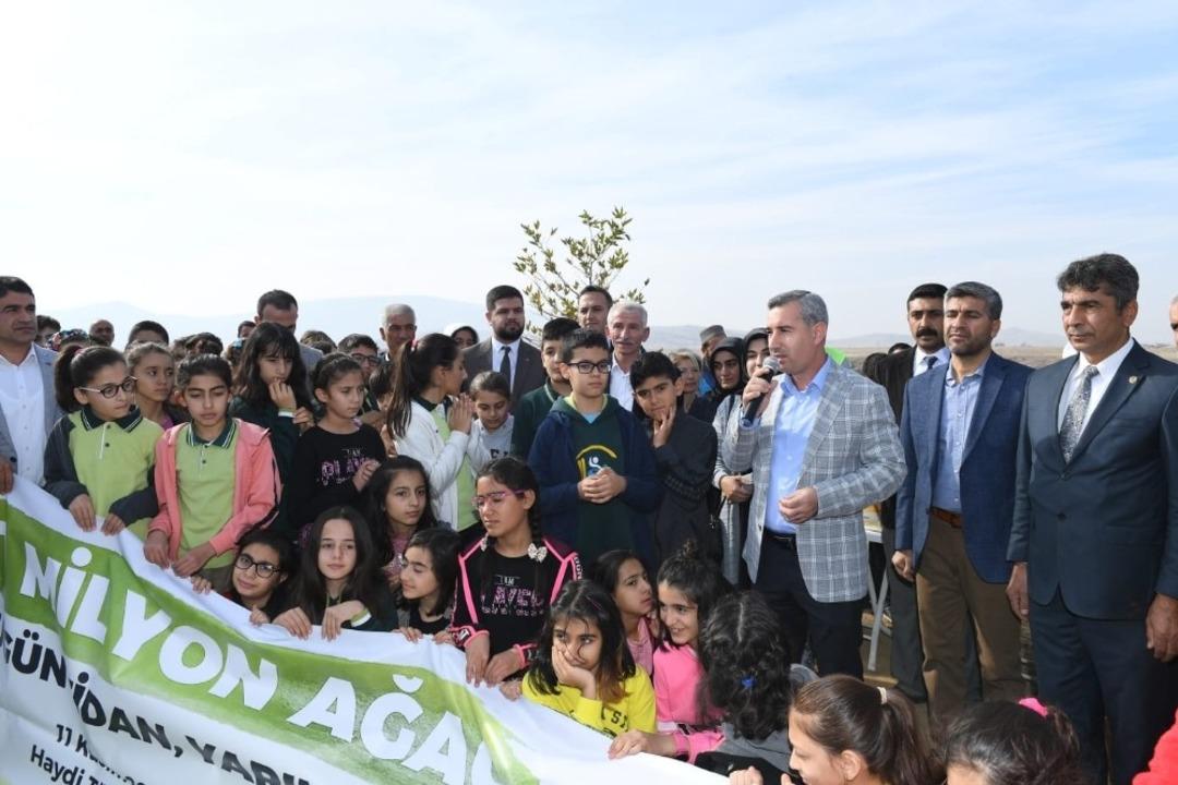 Yeşilyurt&rsquo;ta bin 111 adet fidan dikildi