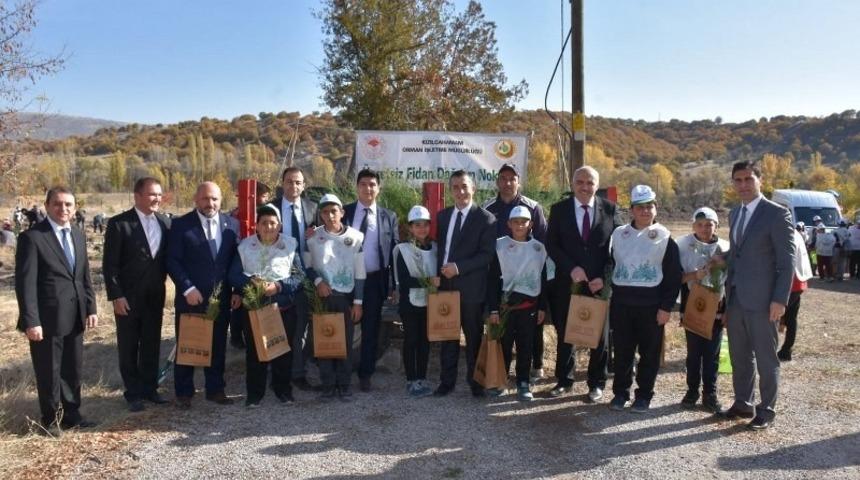 T&uuml;rkiye&rsquo;de 11 milyon, Kızılcahamam&rsquo;da 20 bin fidan toprakla buluştu