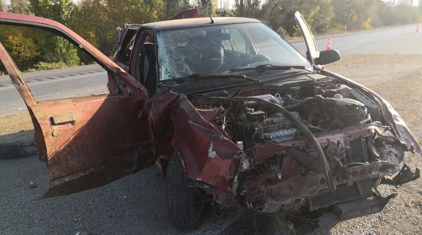 Bariyerlere &ccedil;arpan otomobil hurdaya d&ouml;nd&uuml;