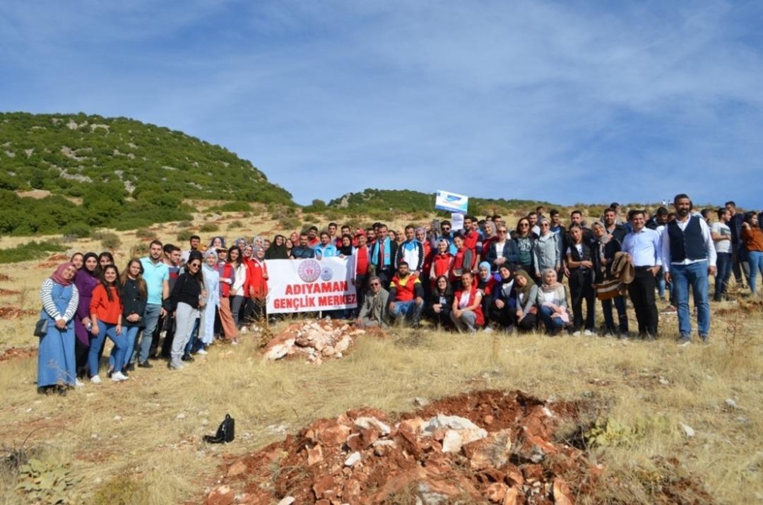 Gen&ccedil;ler "Daha Yeşil Bir T&uuml;rkiye" i&ccedil;in fidan dikti