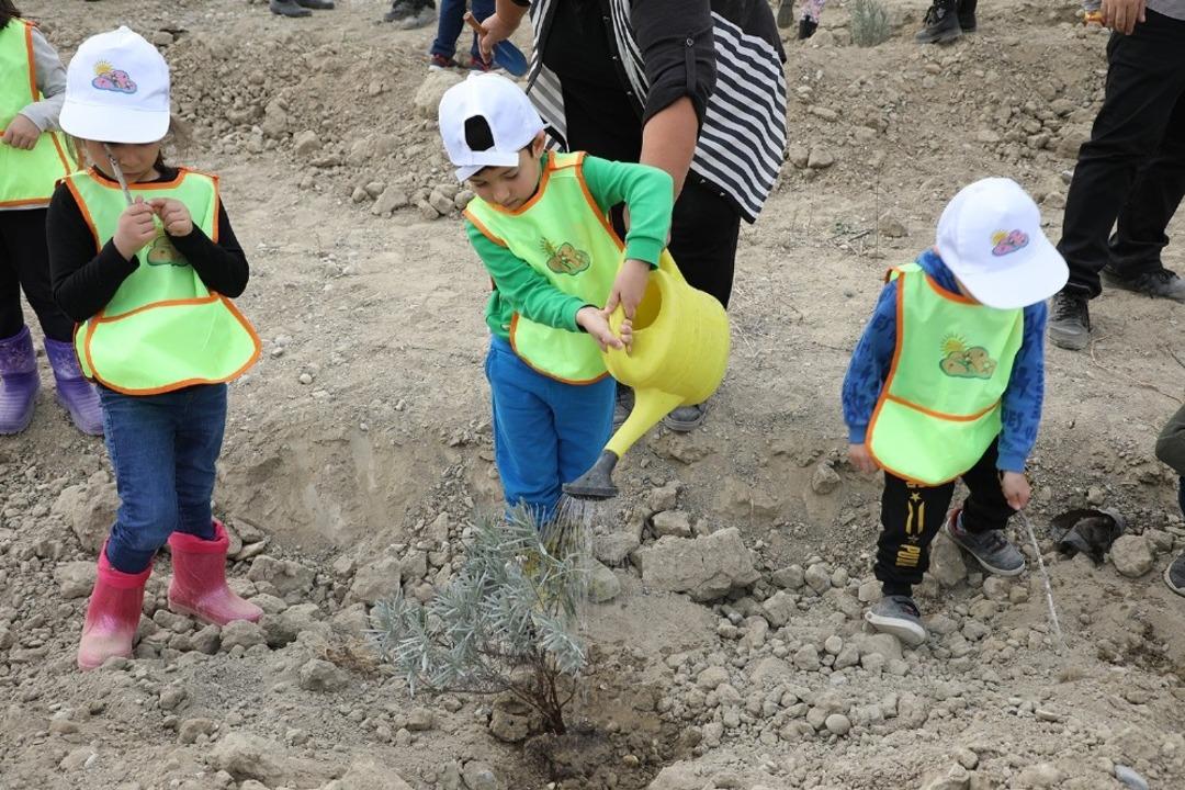 PA&Uuml; binlerce fidanın toprakla buluşmasına destek oldu