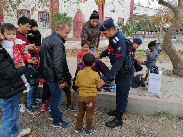 Ayvalık’ta  Afganistan uyruklu 85 düzensiz göçmen ve 2 organizatör zanlısı  yakalandı 1