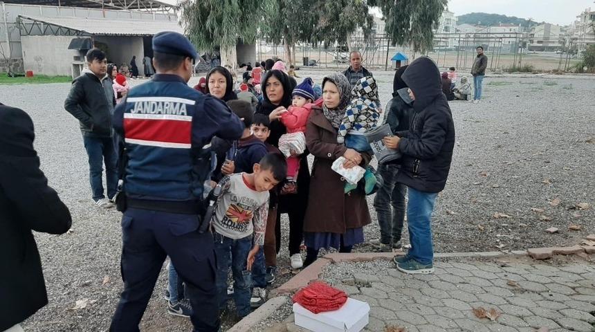 Ayvalık’ta  Afganistan uyruklu 85 düzensiz göçmen ve 2 organizatör zanlısı  yakalandı