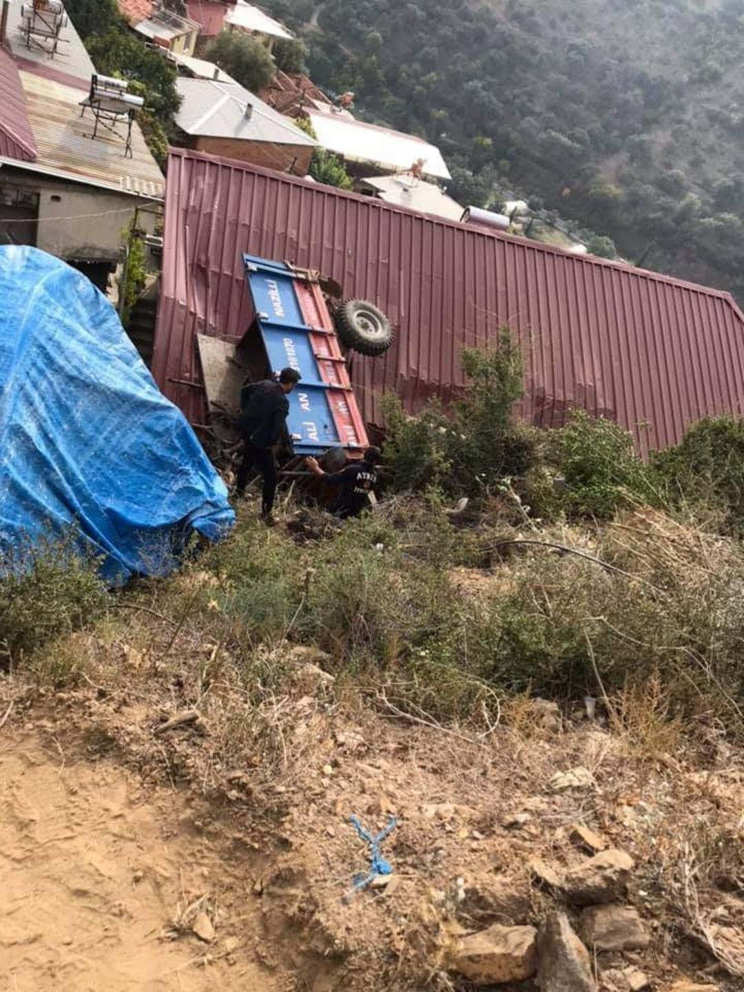 Manevra yapan trakt&ouml;r &ccedil;atıya u&ccedil;tu