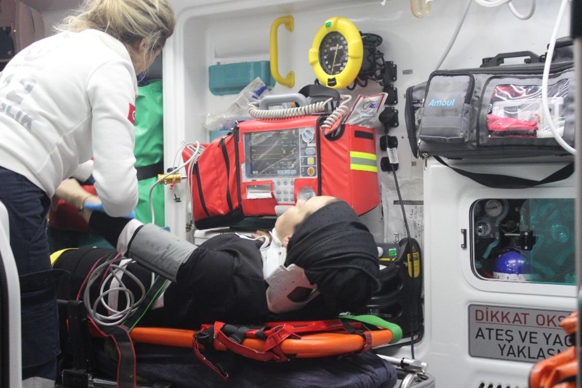 Kocaeli&rsquo;de otomobil kamyonete &ccedil;arptı: 2 yaralı