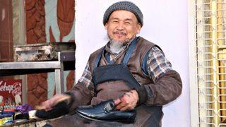 Rus saldırısından kaçan Özbek Türkü, Suriye sınırında ayakkabı boyacılığı yapıyor