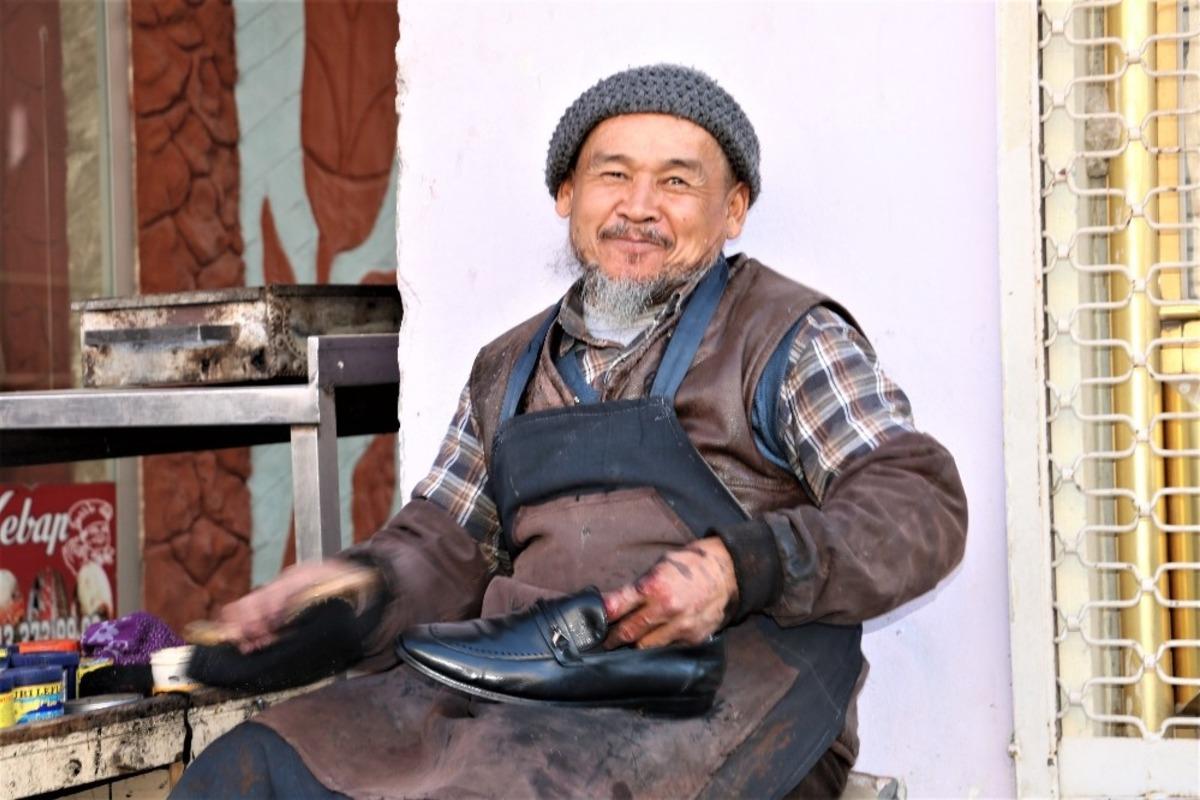 Rus saldırısından ka&ccedil;an &Ouml;zbek T&uuml;rk&uuml;, Suriye sınırında ayakkabı boyacılığı yapıyor