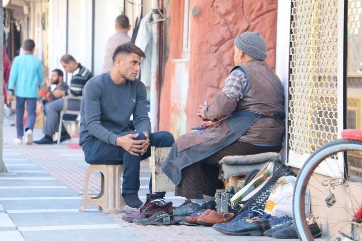 Rus saldırısından kaçan Özbek Türkü, Suriye sınırında ayakkabı boyacılığı yapıyor G2