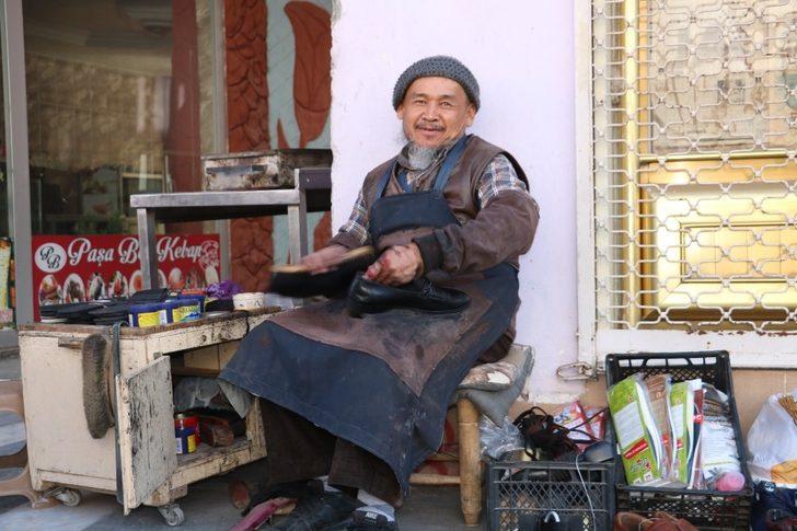 Rus saldırısından kaçan Özbek Türkü, Suriye sınırında ayakkabı boyacılığı yapıyor G4