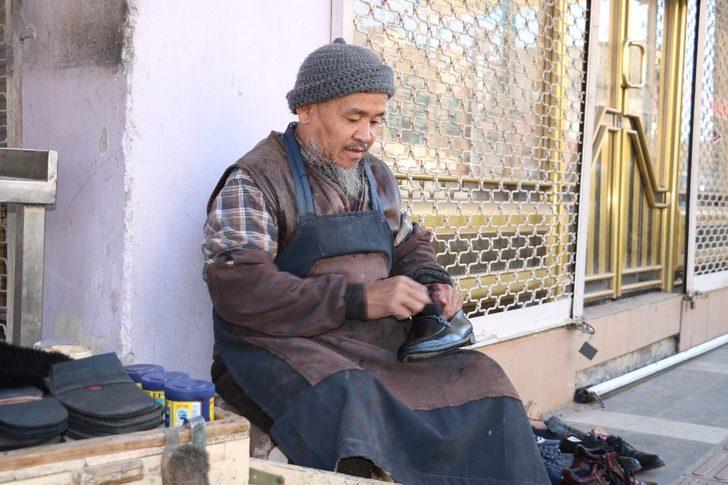 Rus saldırısından kaçan Özbek Türkü, Suriye sınırında ayakkabı boyacılığı yapıyor G5
