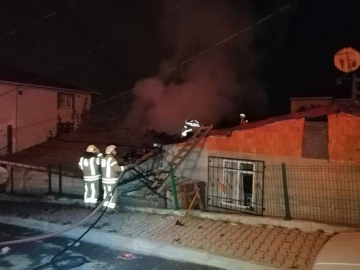 İstanbul'da gecekondu yangını itfaiyeyi seferber etti G3