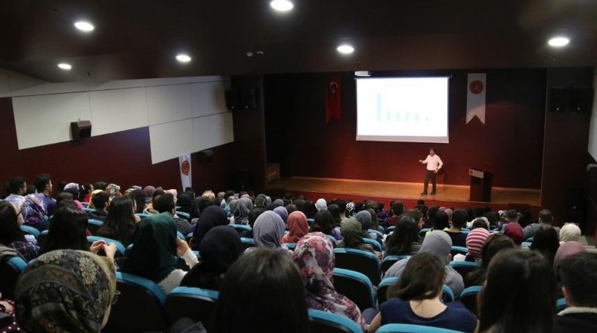 NEV&Uuml;&rsquo;de &rsquo;Modern D&uuml;nyada &Uuml;niversiteli Olmak&rsquo; konulu konferans d&uuml;zenlendi