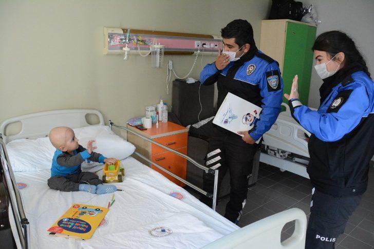 Van polisinden lösemili çocuklara ziyaret G1