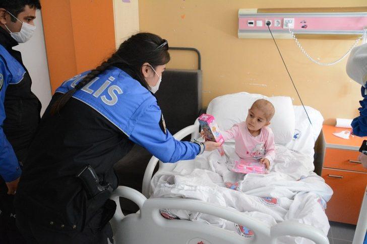 Van polisinden lösemili çocuklara ziyaret G2