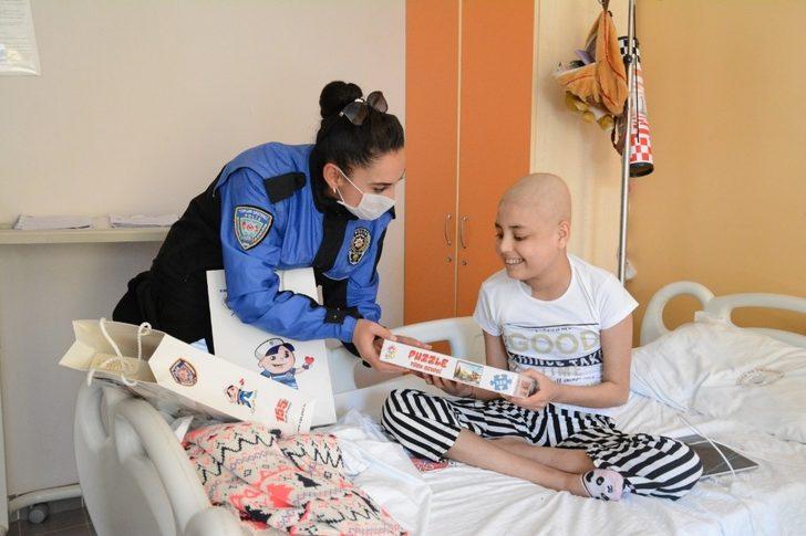 Van polisinden lösemili çocuklara ziyaret G3