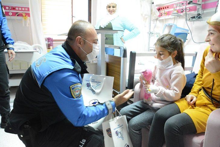 Van polisinden lösemili çocuklara ziyaret G4
