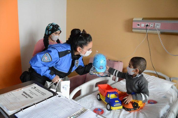 Van polisinden lösemili çocuklara ziyaret G5