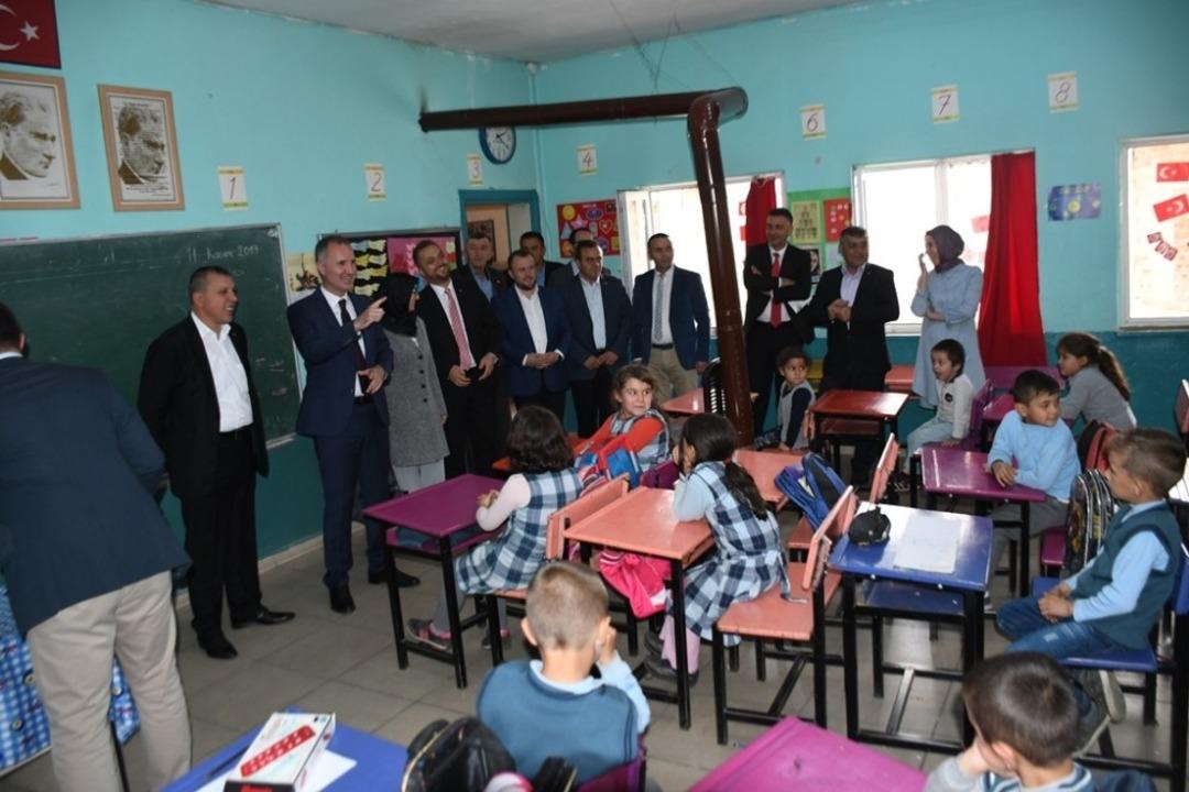 İlkokul &ouml;ğrencilerine kitap dağıttılar