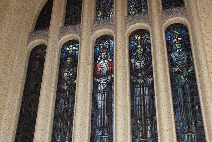 Romantik Güvercin! Anıta bırakılan çiçeklerle yaptığı şoke etti G3