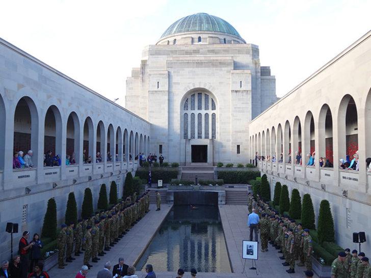 Romantik Güvercin! Anıta bırakılan çiçeklerle yaptığı şoke etti G4