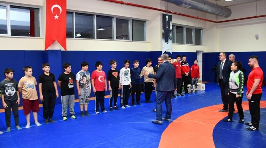 Vali G&uuml;rel&rsquo;den sporculara ziyaret