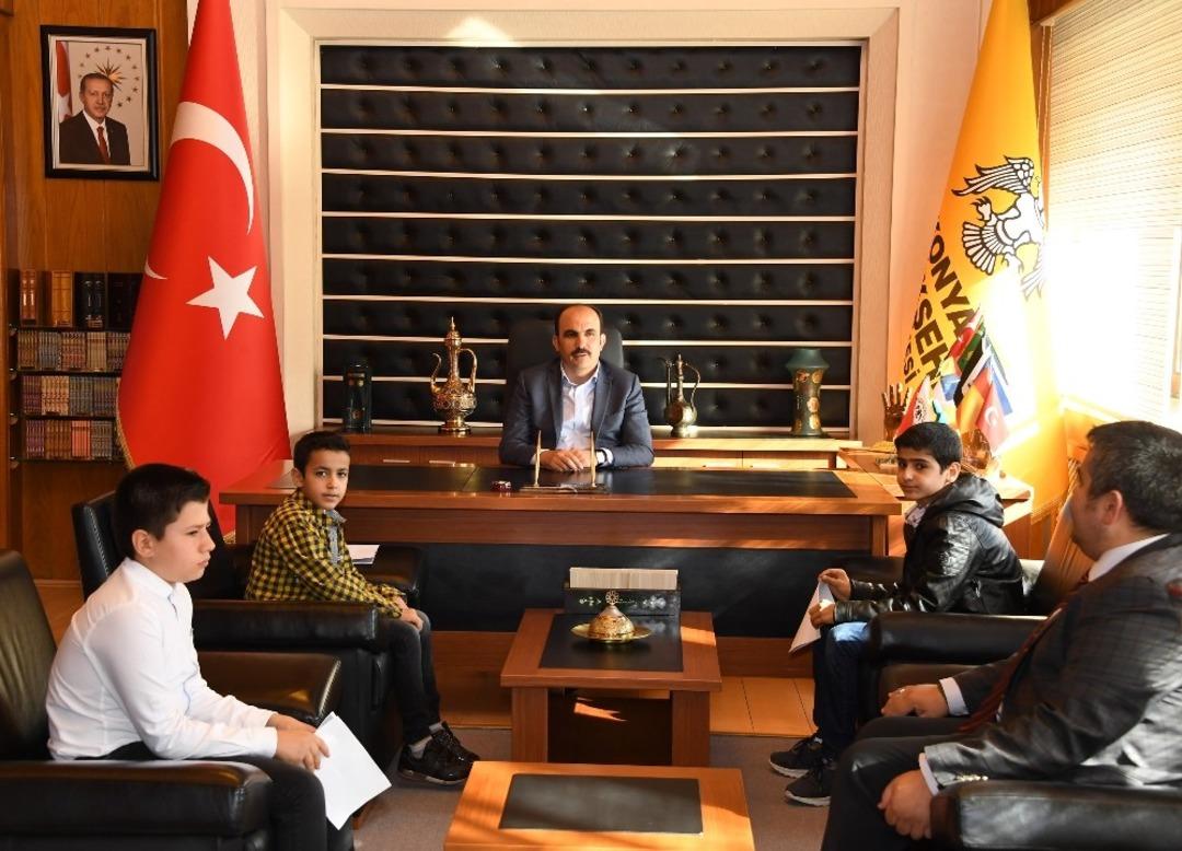 Başkan Altay askerlere mektup yazan &ouml;ğrencilerle buluştu